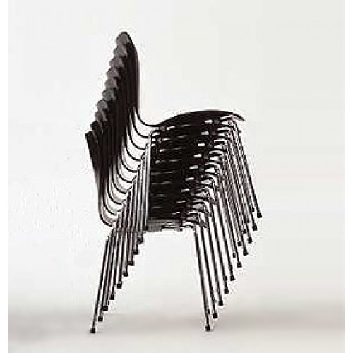 Stapel schwarzer Ameise Stühle 3100 von Fritz Hansen mit filigranem 3-Bein-Gestell.