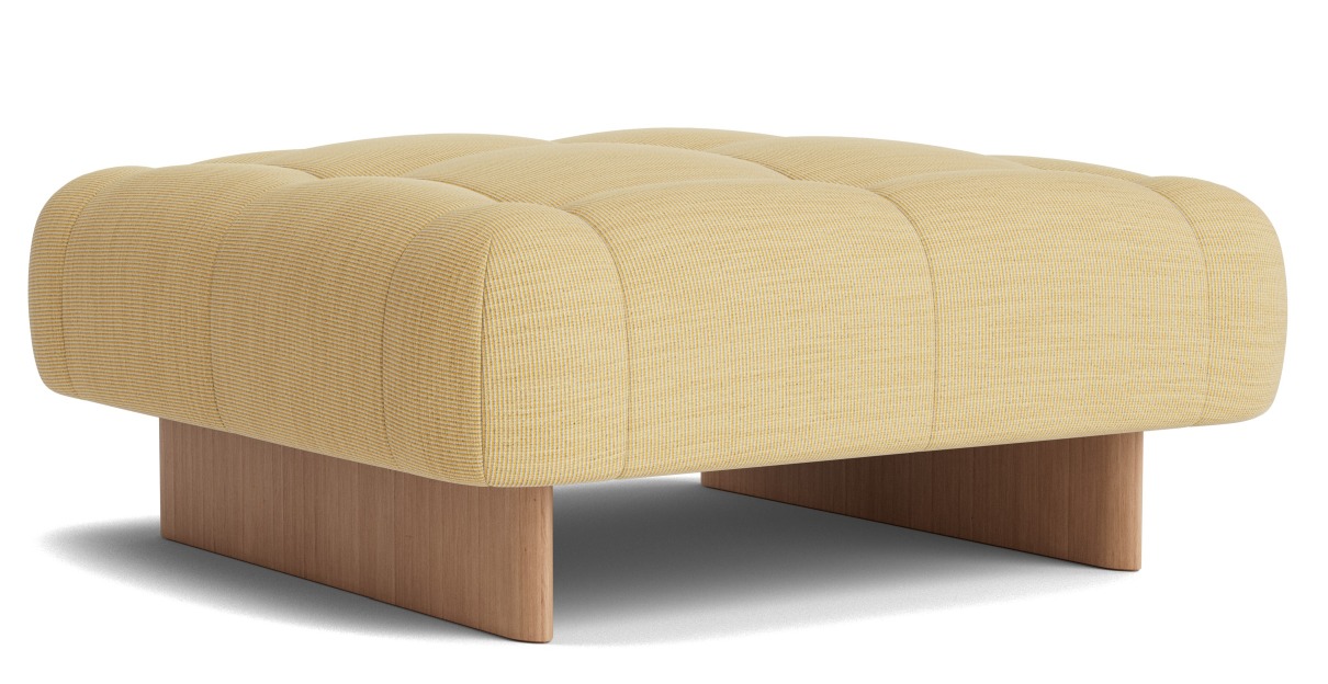 Quilton Ottoman Hocker von Hay in hellgelbem Stoffbezug und Holzbeinen, modernes Wohnzimmer Design.
