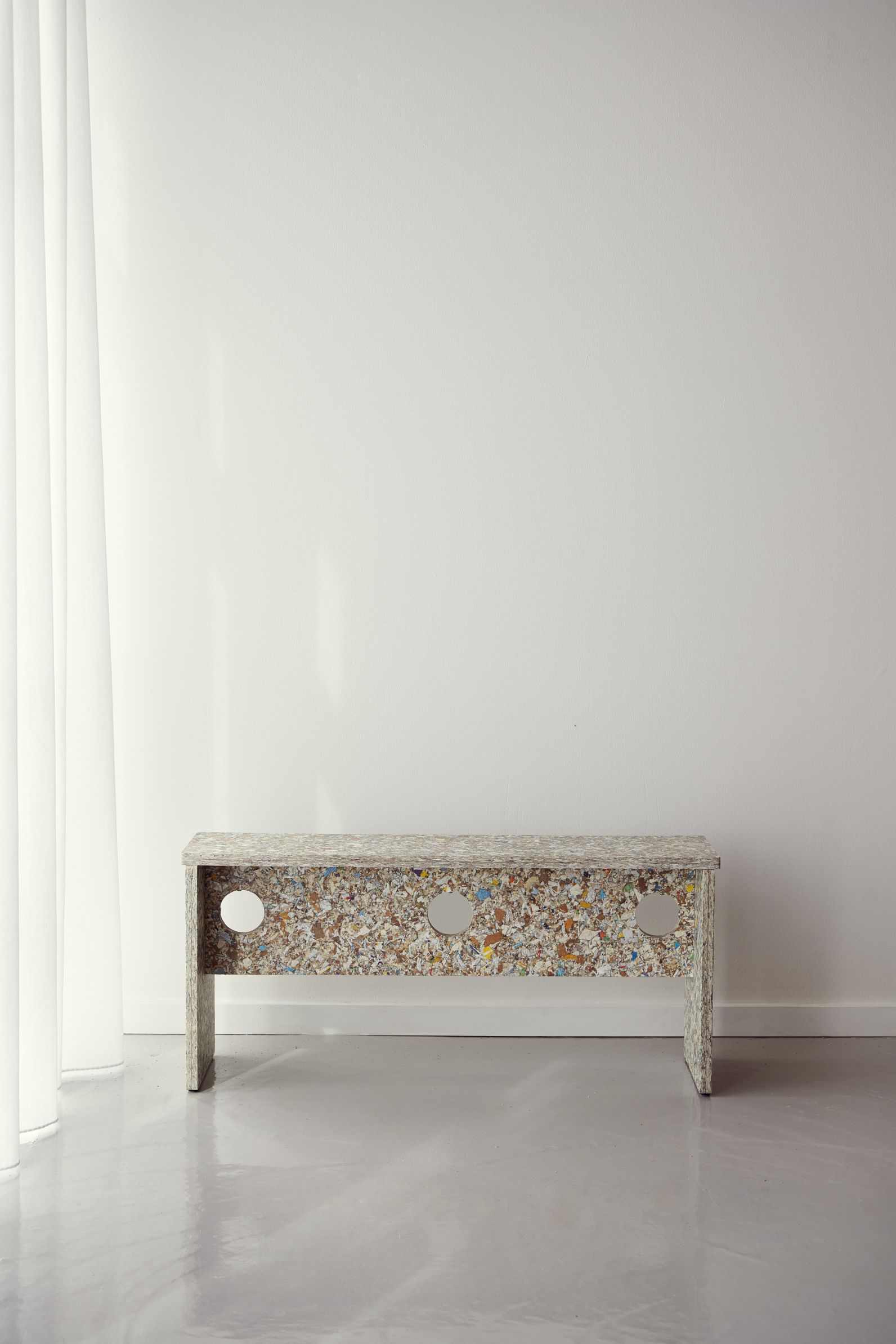 Remake Bank Form & Refine aus recyceltem Kunststoff, moderne Sitzbank mit drei runden Aussparungen.