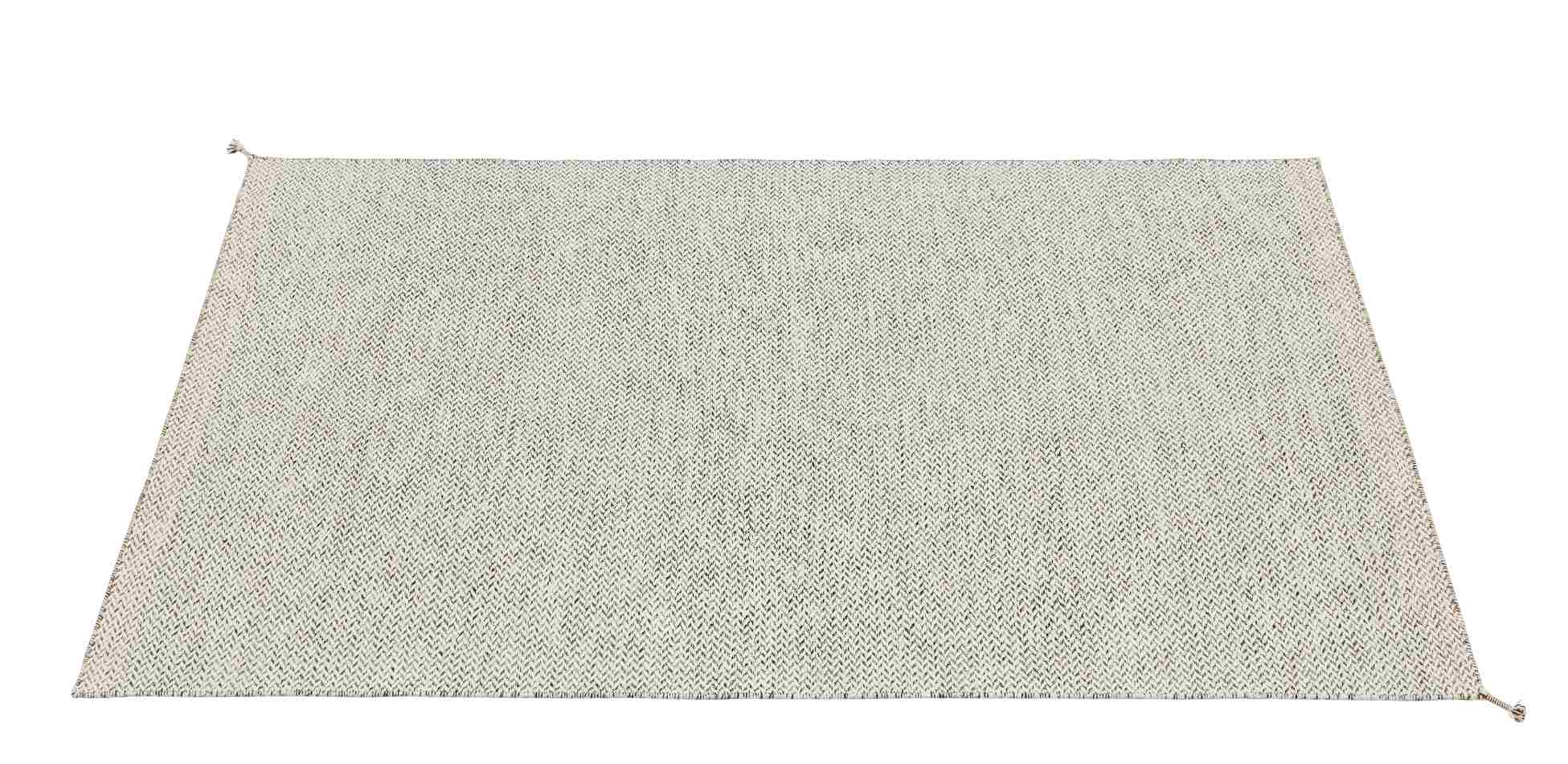 Muuto Ply Rug: Rechteckiger, hellgrauer Teppich aus recyceltem Polyester für Innen- und Außenbereiche, Detailaufnahme der Textur.