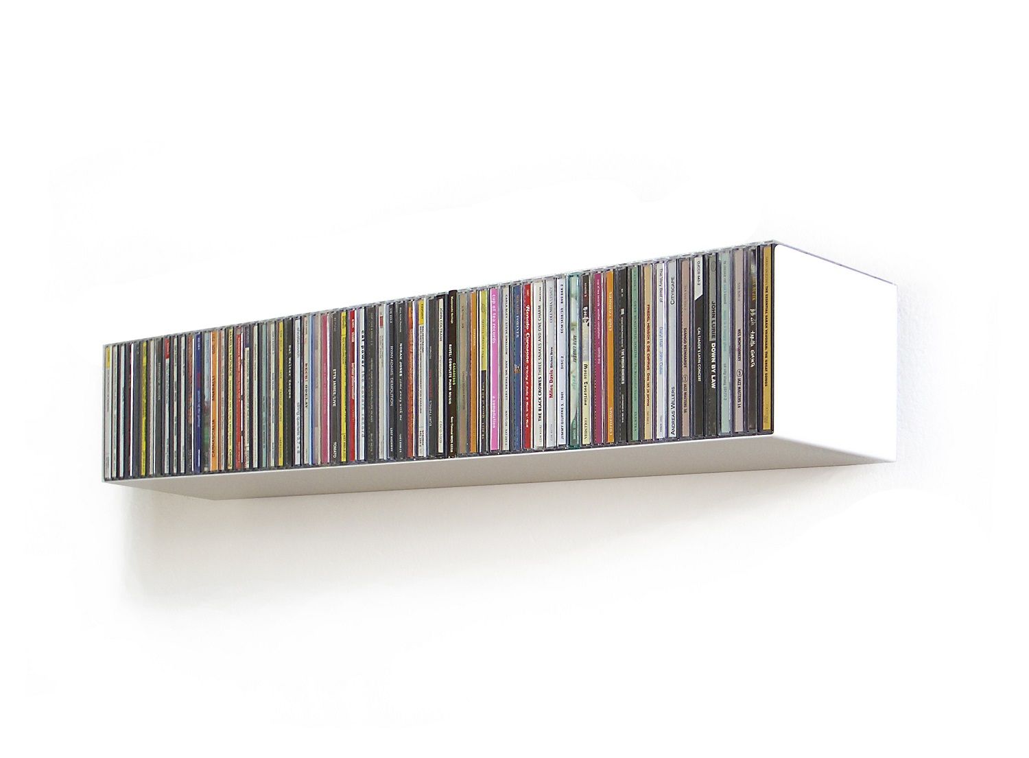 Weißes CD-Regal Linea1 von Müller Möbelwerkstätten, gefüllt mit CDs, Wandmontage, modernes Design.