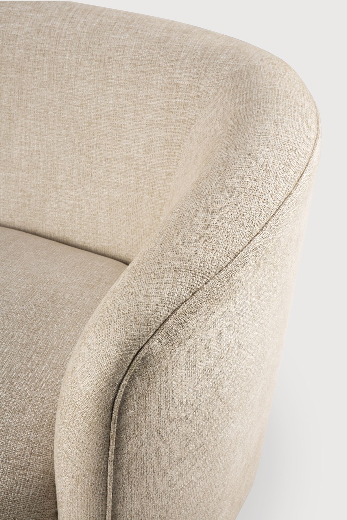 Detailaufnahme: Armlehne des Ethnicraft Ellipse Sofas (Haferflocken) aus hochwertigem, beigem Stoff.