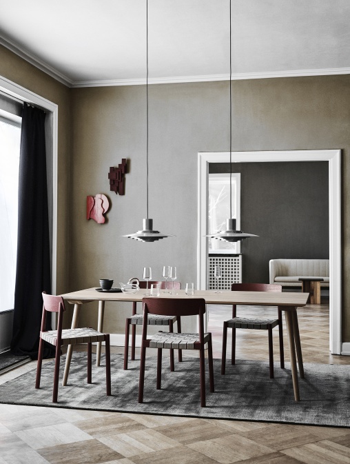 AndTradition In Between Table SK5 Esstisch mit Holzstühlen und Pendelleuchten in modernem Esszimmer.
