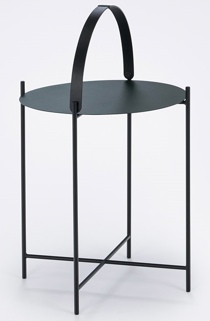 Schwarzer Edge Tray Table Beistelltisch von Houe für den Outdoor-Bereich mit praktischem Tragegriff.