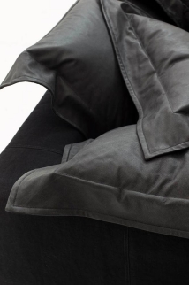 Schwarzes Nebula Nine Sofa von Moroso Diesel: Detailaufnahme der weichen Kissen und des Bezugs.