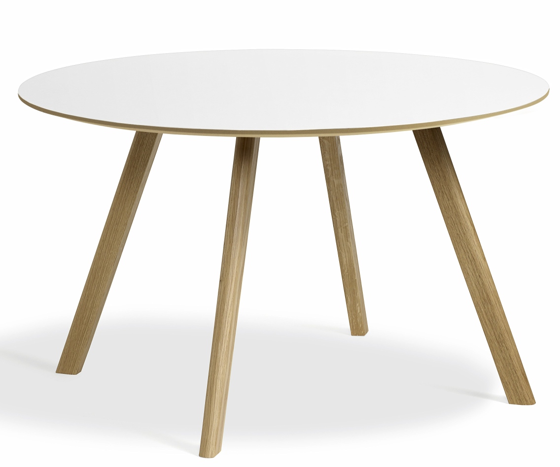 Hay Copenhague Table CPH 25 runder Esstisch mit weißer Tischplatte und hellem Holzgestell.