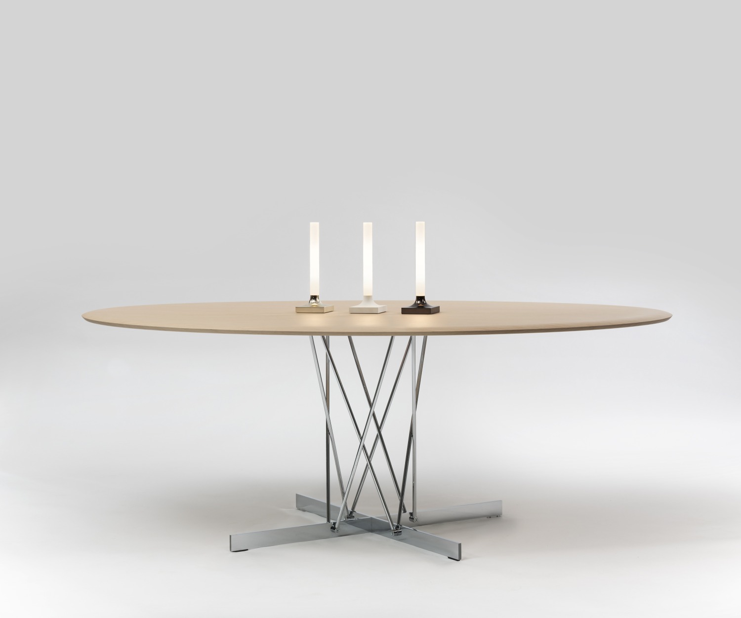 Drei Goodnight Akkuleuchten von Kartell in verschiedenen Farben auf einem Tisch.
