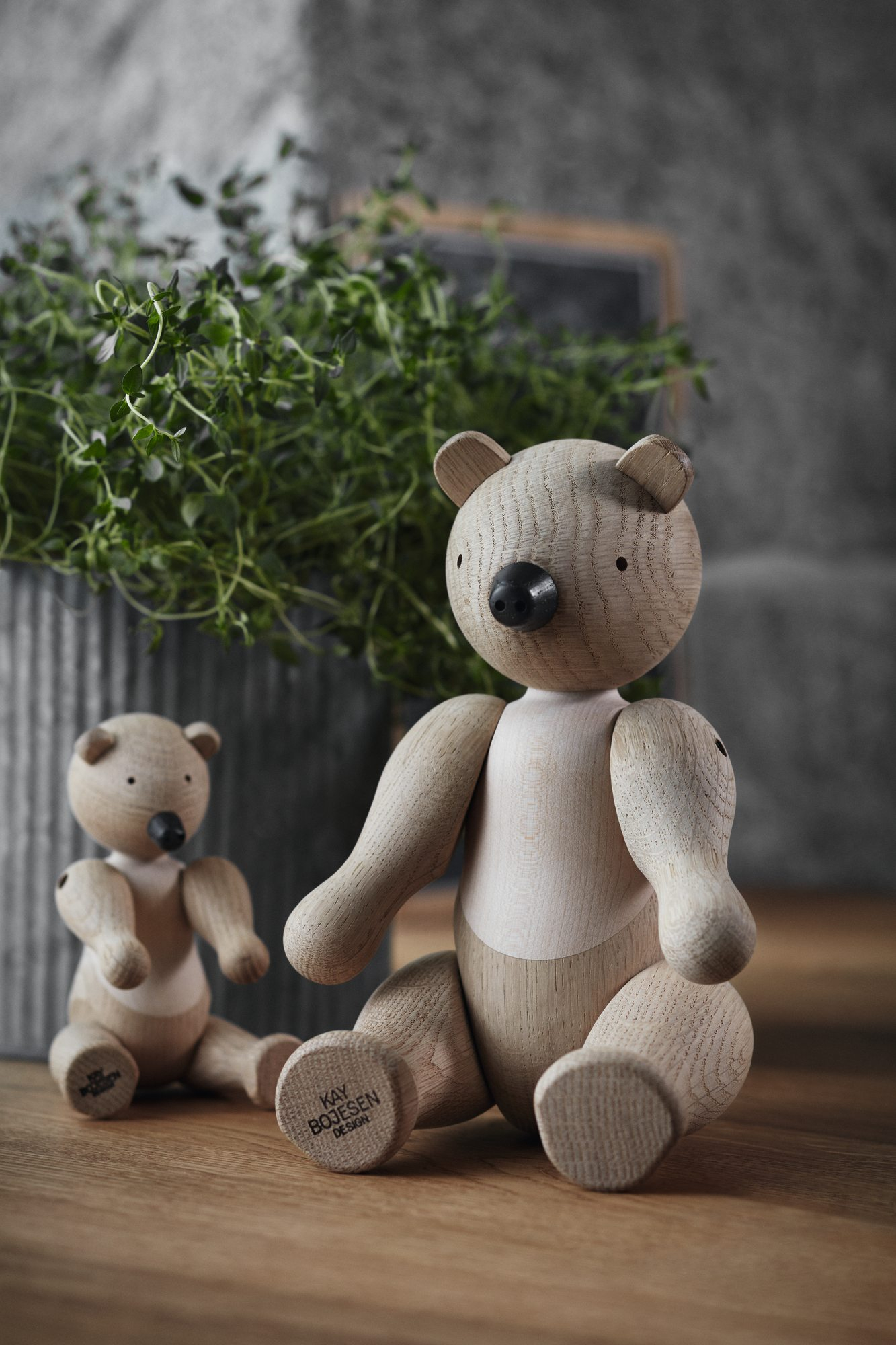 Kay Bojesen Bär Holzfigur, mittelgroß, als Deko-Objekt und Sammlerstück, zwei Bären sitzen auf einem Holztisch.