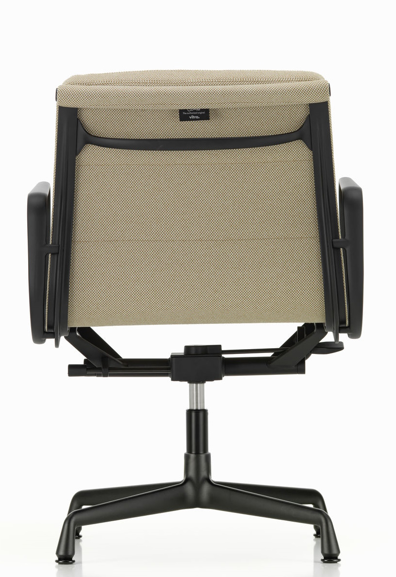 Rückansicht des Vitra Soft Pad Chair EA 231 mit beigem Stoffbezug und schwarzem Fußkreuz.