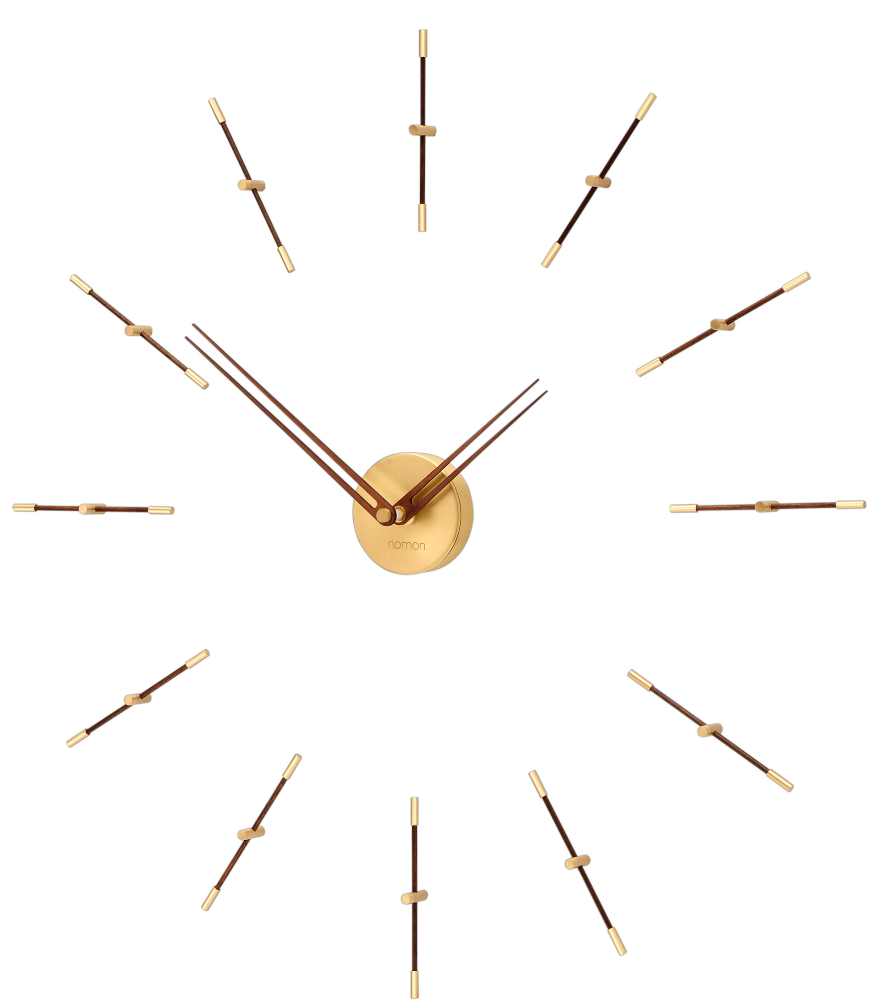 Nahaufnahme der modernen Mini Merlin Wanduhr von Nomon mit goldenen Akzenten.