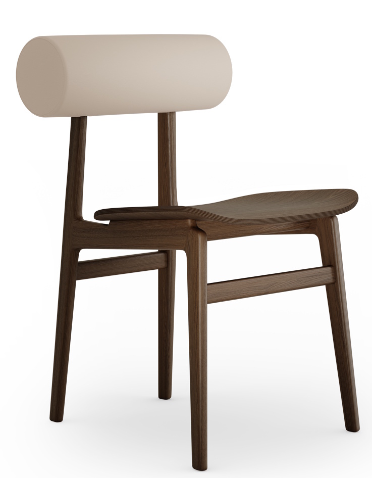 Totem Chair von NORR11, ein moderner Holzstuhl mit zylinderförmiger Rückenlehne in Beige.