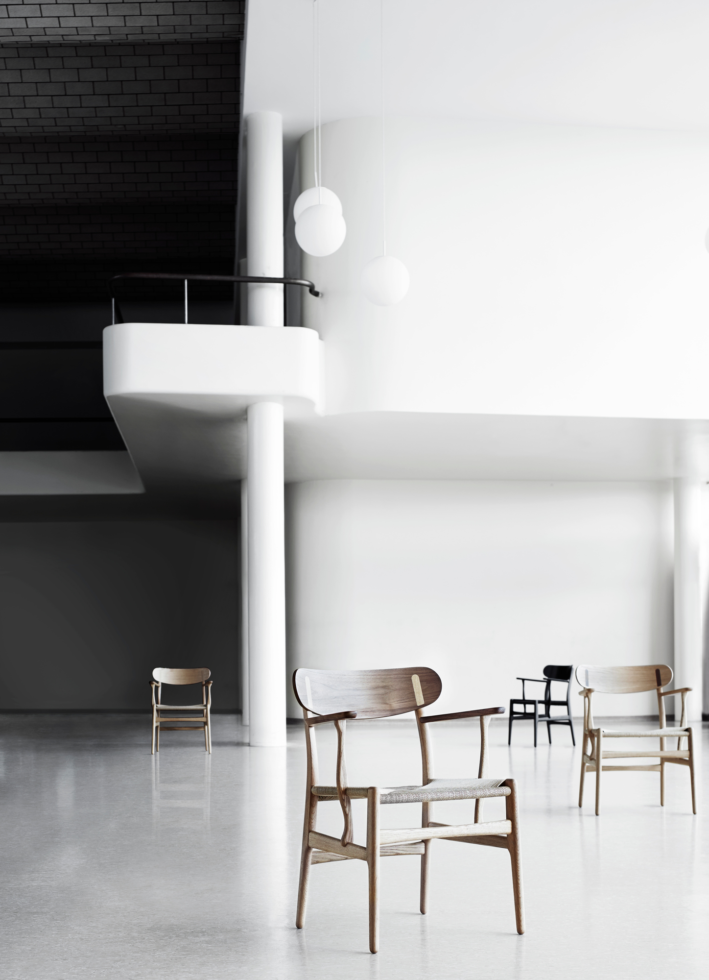 CH26 Holzstuhl von Carl Hansen & Søn in heller, minimalistischer Umgebung mit weiteren Holzstühlen.