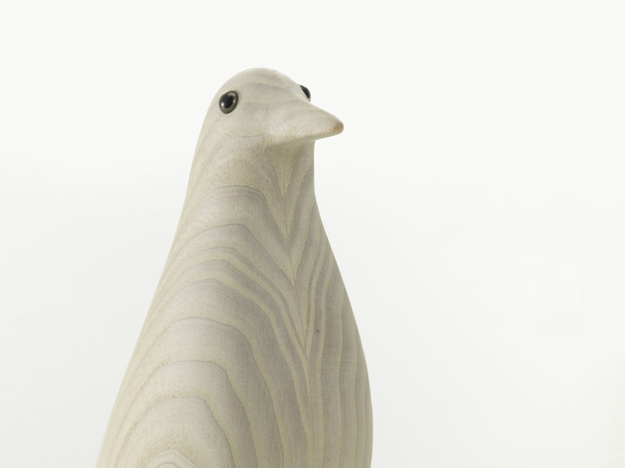 Nahaufnahme der Eames House Bird Skulptur von Vitra, aus weiß geölter Esche, minimalistisches Design.