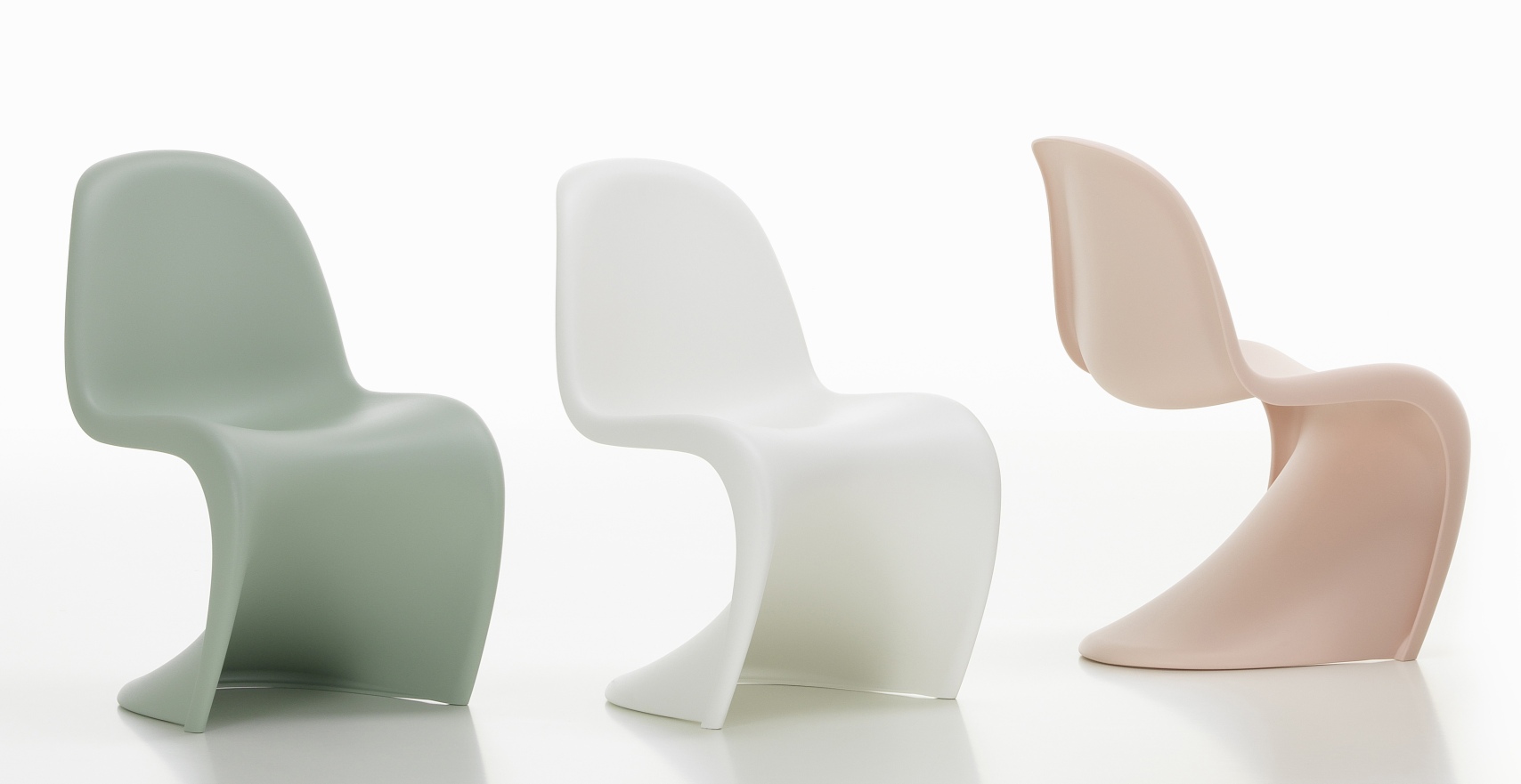 Drei Panton Junior Stühle in Grün, Weiß und Rosa. Design Kinderstuhl für das Kinderzimmer.