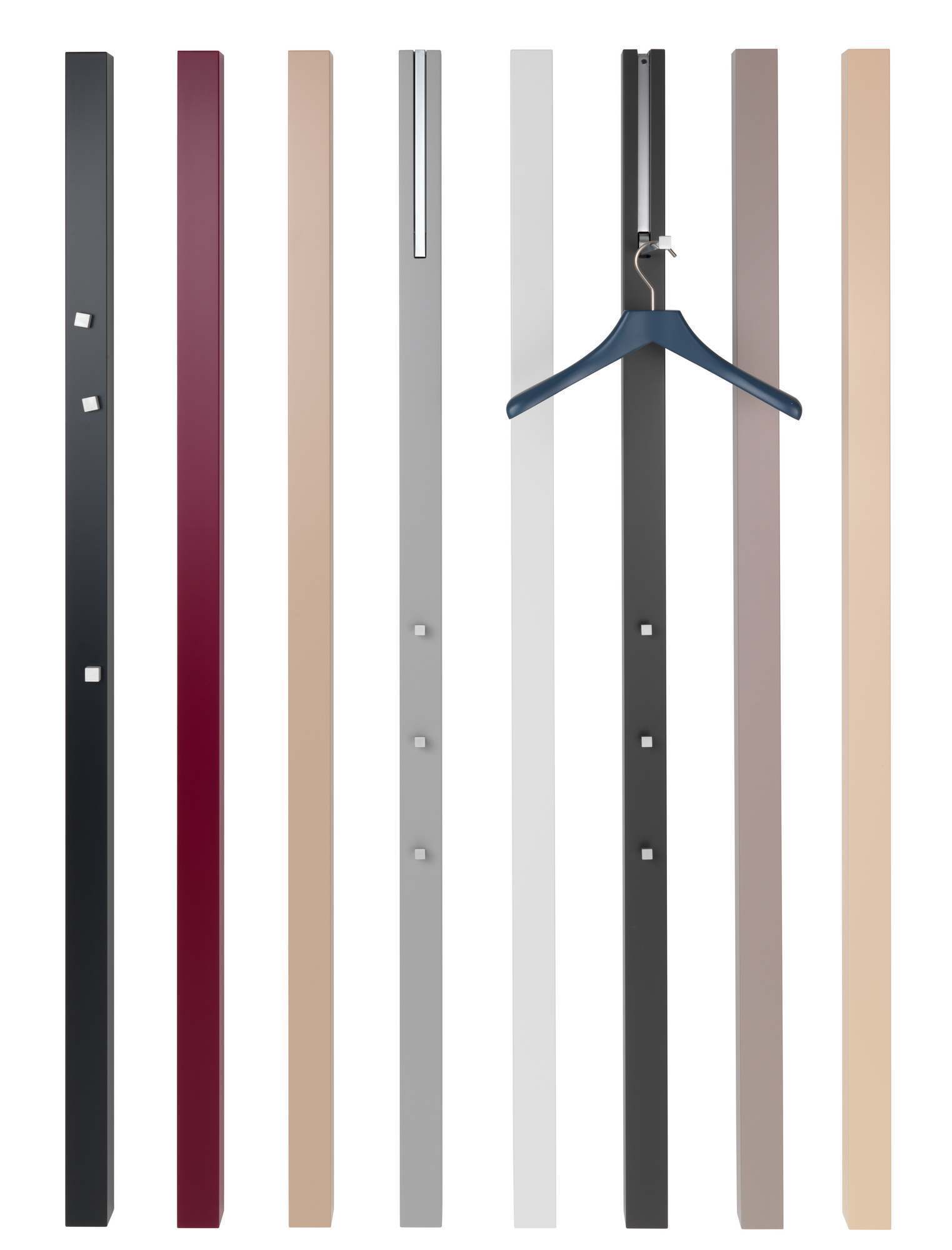 Mehrfarbige Schönbuch Garderobe mit Kleiderbügel und Haken, modernes Design für Flur und Eingangsbereich.