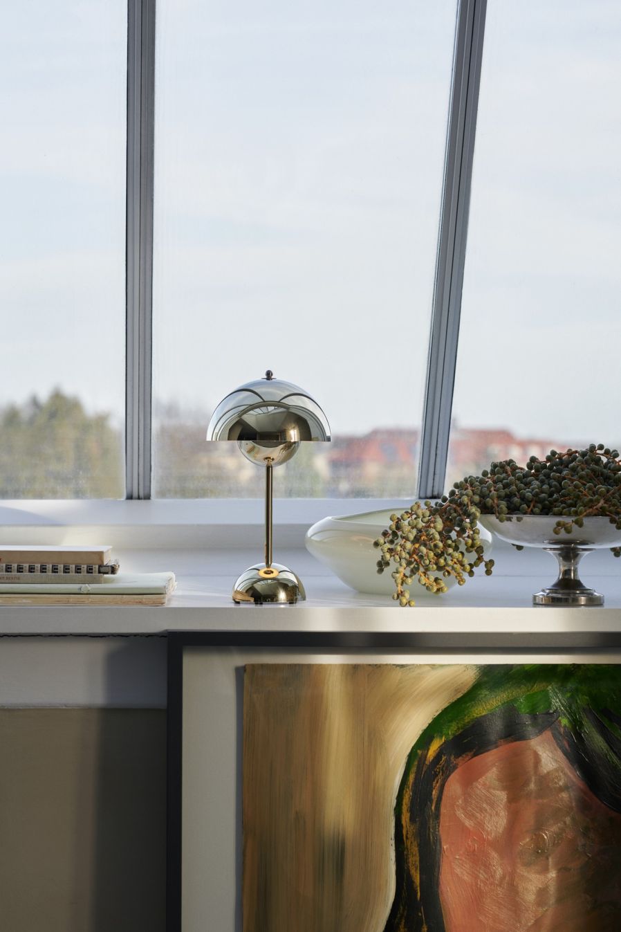 Flowerpot VP9 Tischleuchte verchromt von AndTradition: Akku-betriebene Lampe für den Innenbereich.