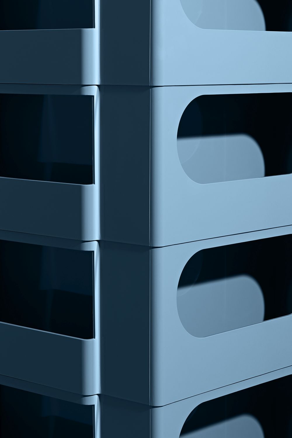 Detailaufnahme des blauen Boby Rollcontainers mit Schubladen und Griffen. Büroorganisation und Stauraum.