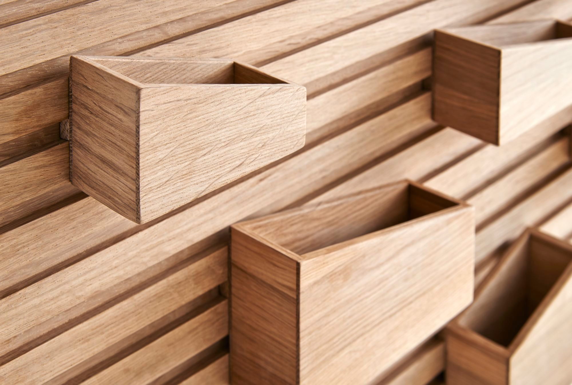 Woud Input Organizer: Wandaufbewahrung aus Holz mit Fächern zur Organisation von Gegenständen.