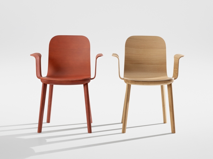 Aeon Comfort Armlehnstühle von Zeitraum, einer in Rot und einer in hellem Holz.