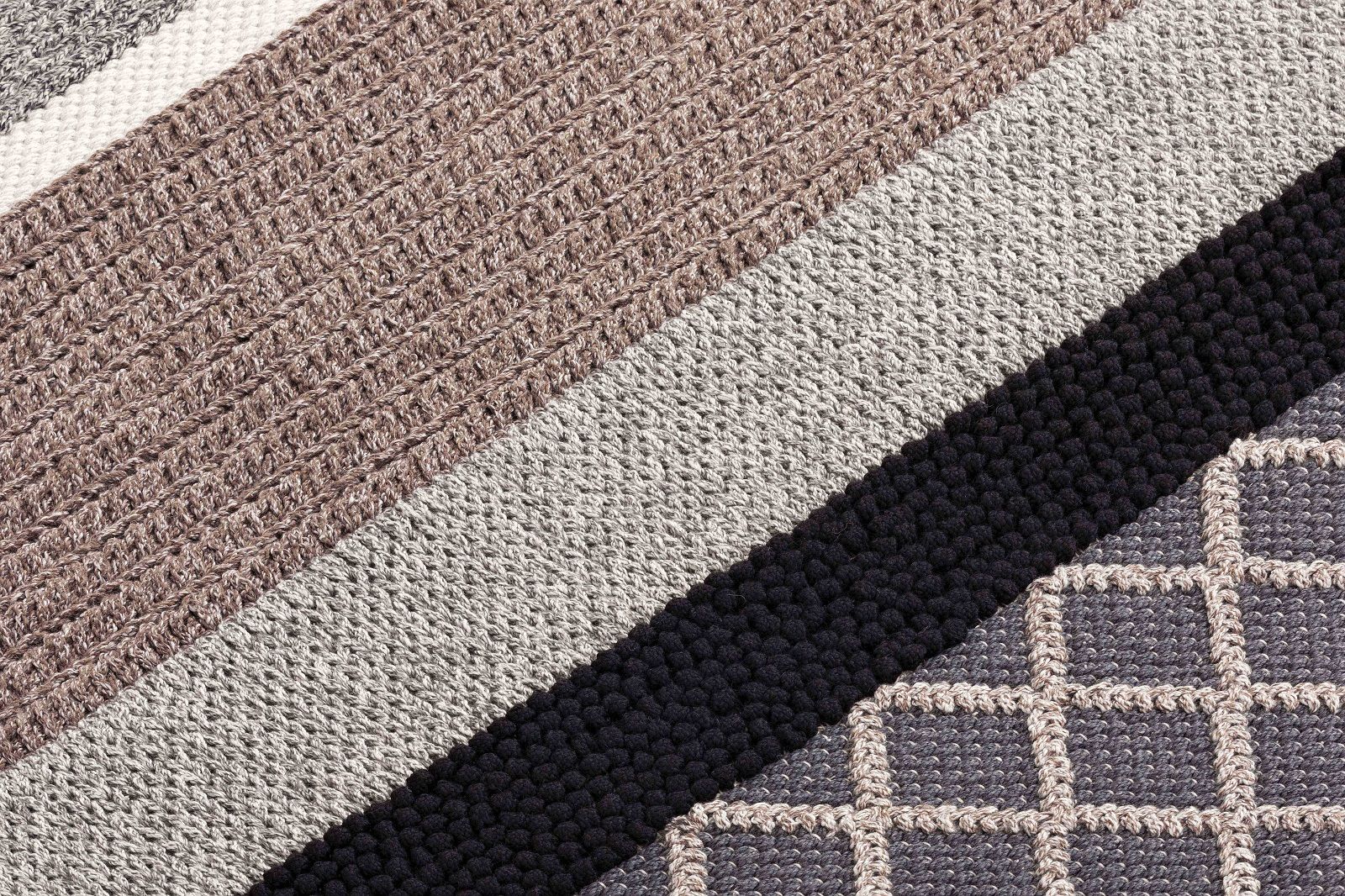 Detailaufnahme des Mangas Outdoor Teppichs mit diagonalen Streifen in Naturtönen und grafischem Muster.