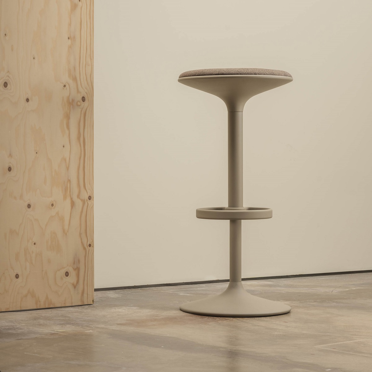 Moderner Hula Barhocker von Andreu World in Taupe mit Fußstütze und gepolsterter Sitzfläche.