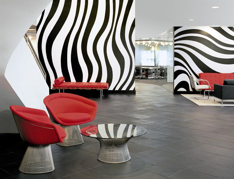 Eleganter Platner Beistelltisch von Knoll International mit Glasplatte und verchromtem Drahtgestell in modernem Büroambiente.