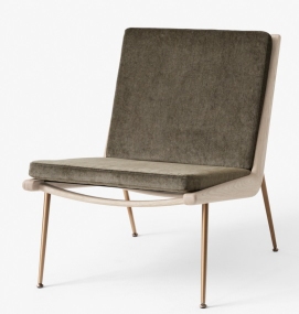 AndTradition Boomerang Sessel HM1 mit olivgrünem Samtbezug und hellem Holzgestell, elegante Lounge Chair für Wohnzimmer.