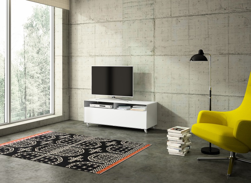 Weißes R 109N Sideboard von Müller Möbelfabrikation im modernen Wohnzimmer mit Betonwand und gelbem Sessel.