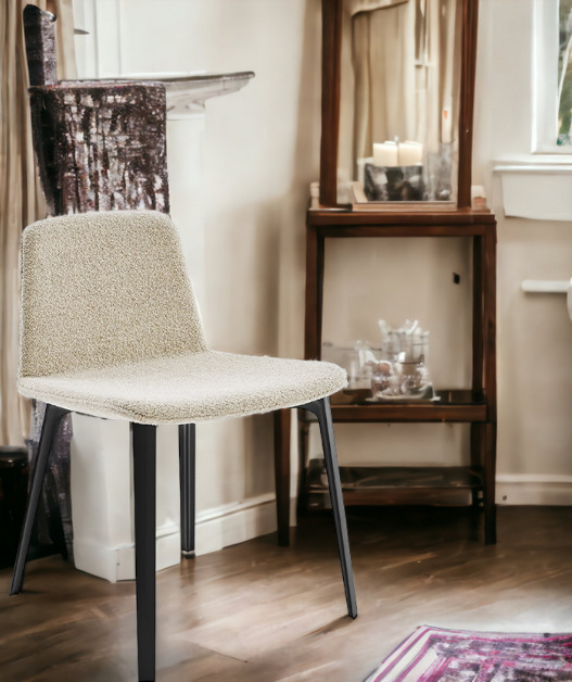 Beiger KN07 Stuhl von Knoll International mit schwarzen Beinen im modernen Wohnzimmer.