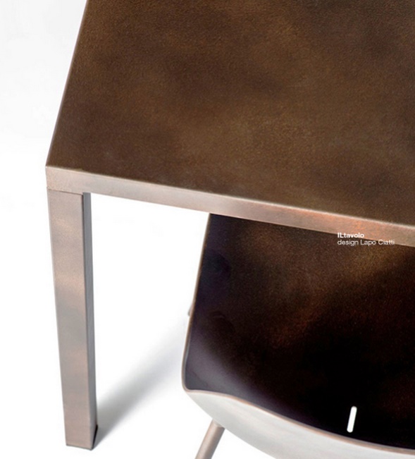 Detailaufnahme von ILtavolo Tisch von Opinion Ciatti mit bronzefarbener Tischplatte und Stuhl.
