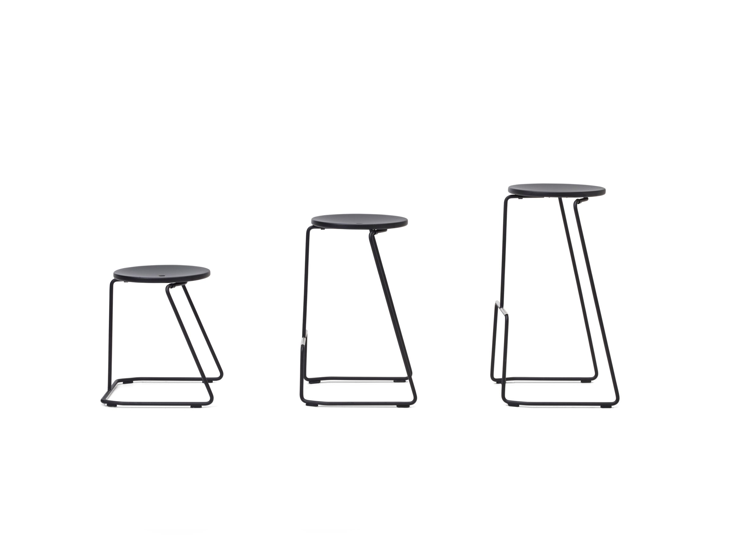 Drei schwarze Tiki Hocker von Extremis in verschiedenen Höhen, minimalistisches Design für den Outdoor-Bereich.