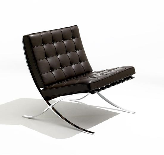 Barcelona Sessel von Knoll International: Brauner Ledersessel mit gesteppter Sitzfläche und verchromtem Stahlgestell.