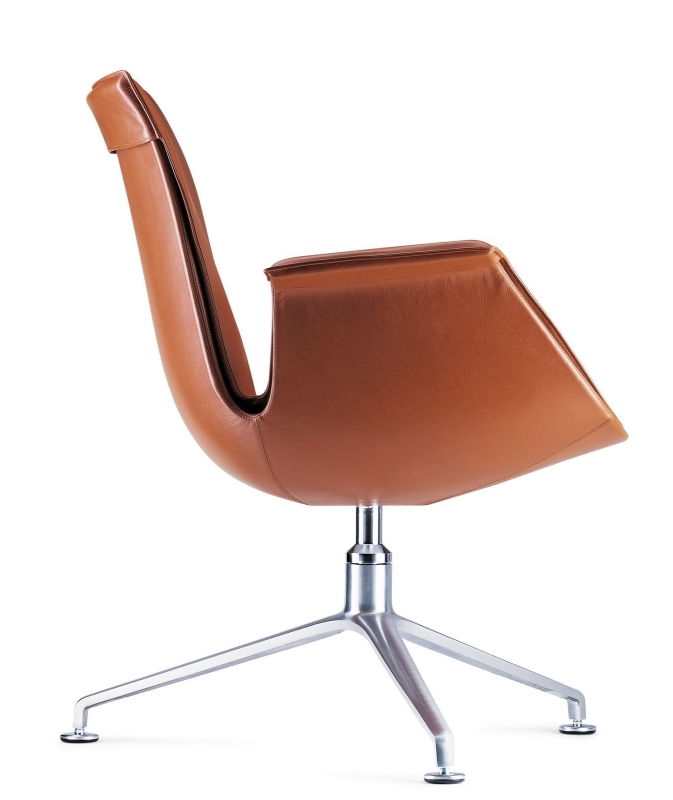 FK 6725 Sessel von Walter Knoll, braunes Leder, drehbarer Bürosessel mit Aluminiumfuß, seitliche Ansicht.
