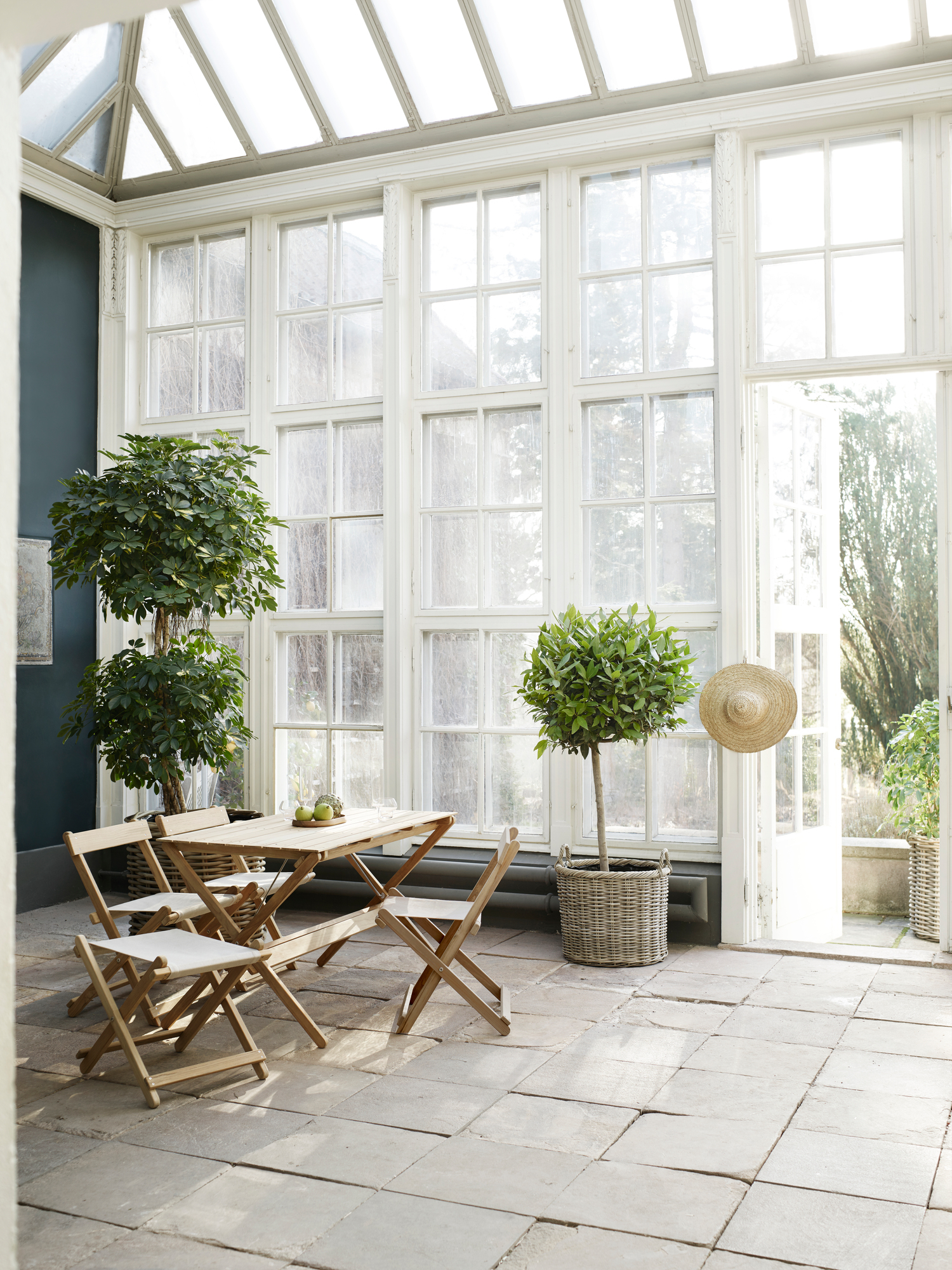 Heller Wintergarten mit Borge Mogensen Outdoor Stühlen und Tisch von Carl Hansen & Søn.