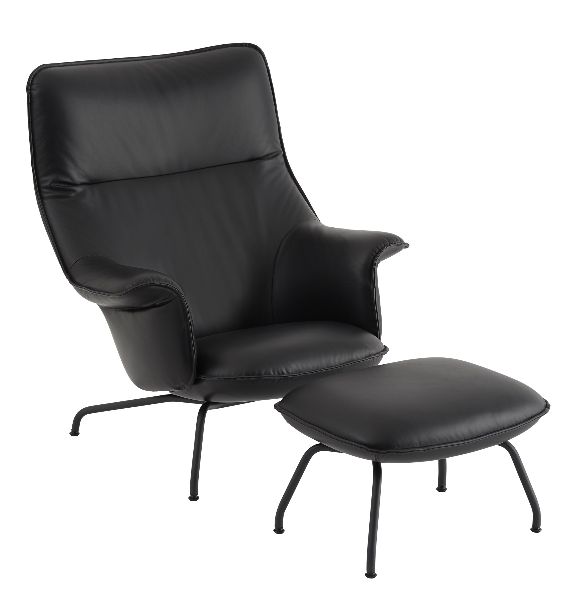 Schwarzer Muuto Doze Lounge Chair High Sessel mit Fußhocker aus Leder auf schlanken Metallbeinen.