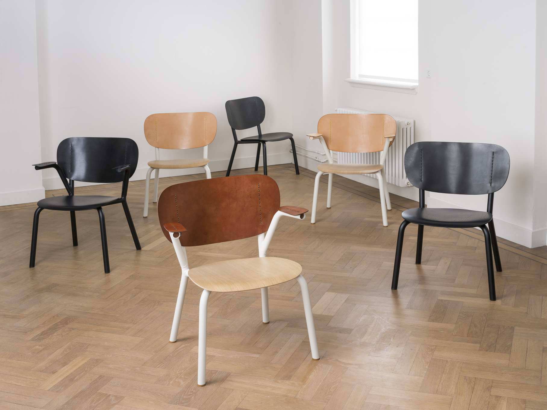 Gruppe Emil Rosi Chair Stühle Functionals in verschiedenen Farben und Ausführungen im Raum.