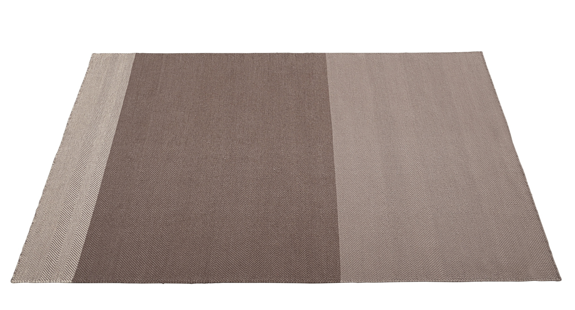 Muuto Varjo Rug Teppich: Rechteckiger Teppich mit braunen und beigen Farbblöcken im Fischgrätmuster.
