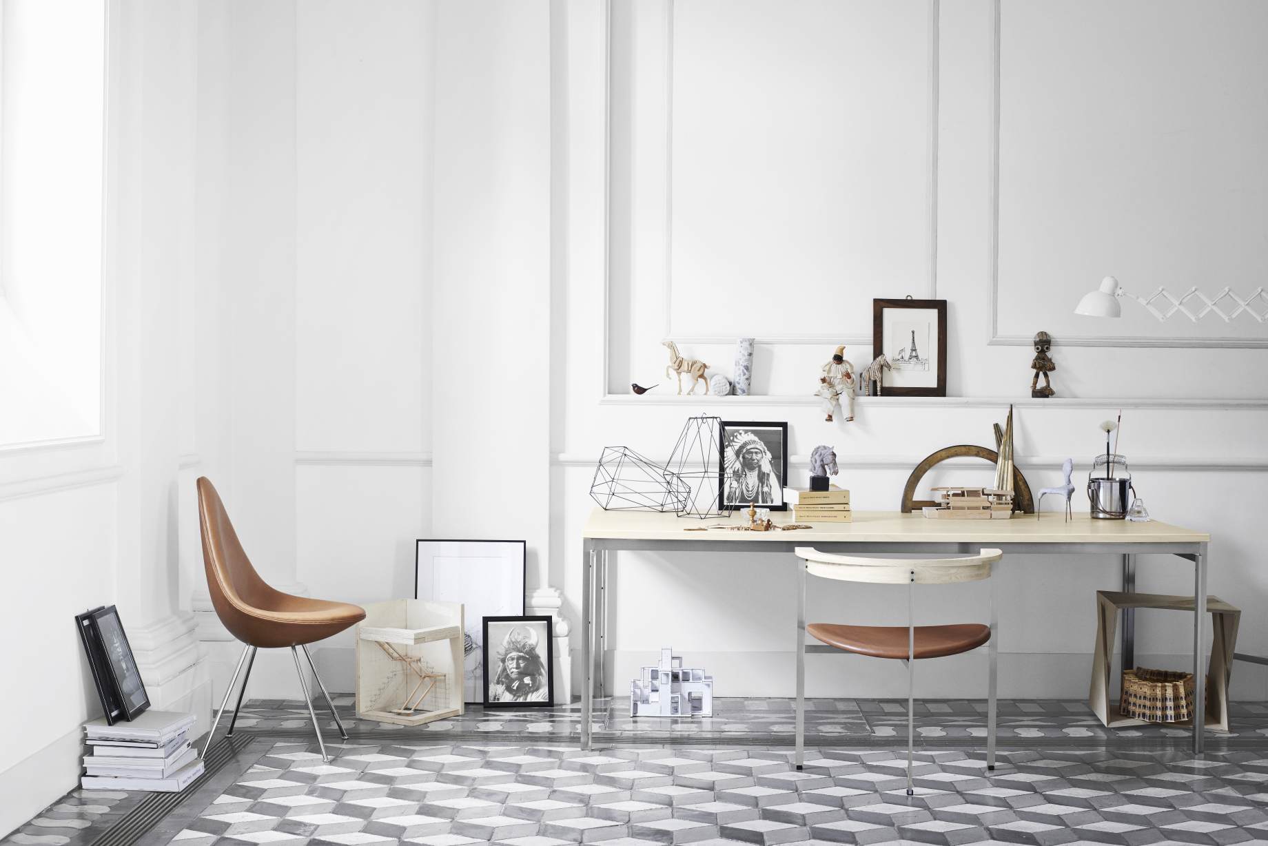 Innenaufnahme mit PK11 Stuhl von Fritz Hansen, Leder, Chromgestell, Designklassiker, skandinavisches Design.