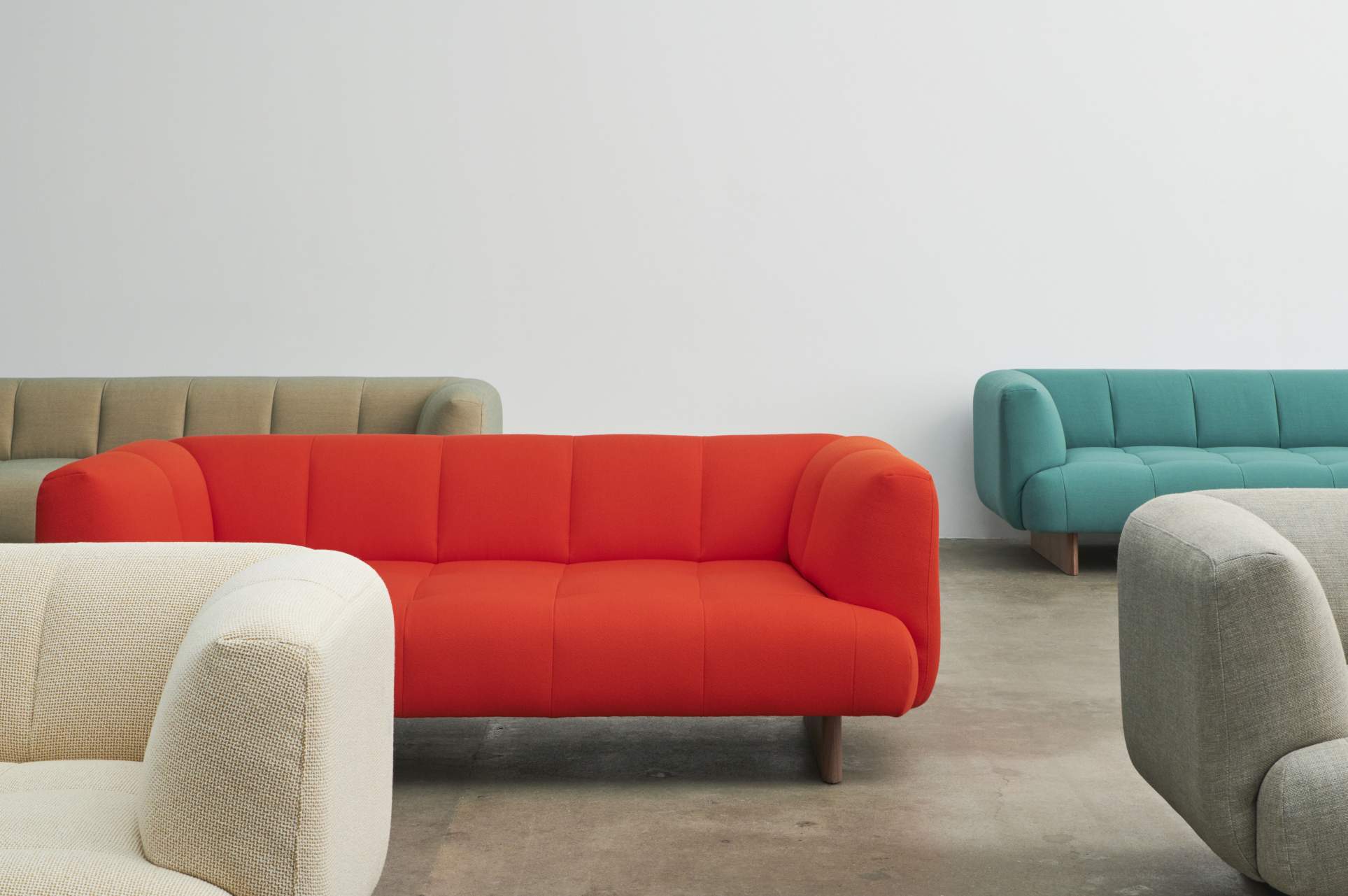 Rotes Quilton Sofa von Hay, ein modernes 2-Sitzer Sofa mit minimalistischem Design für Wohnzimmer.
