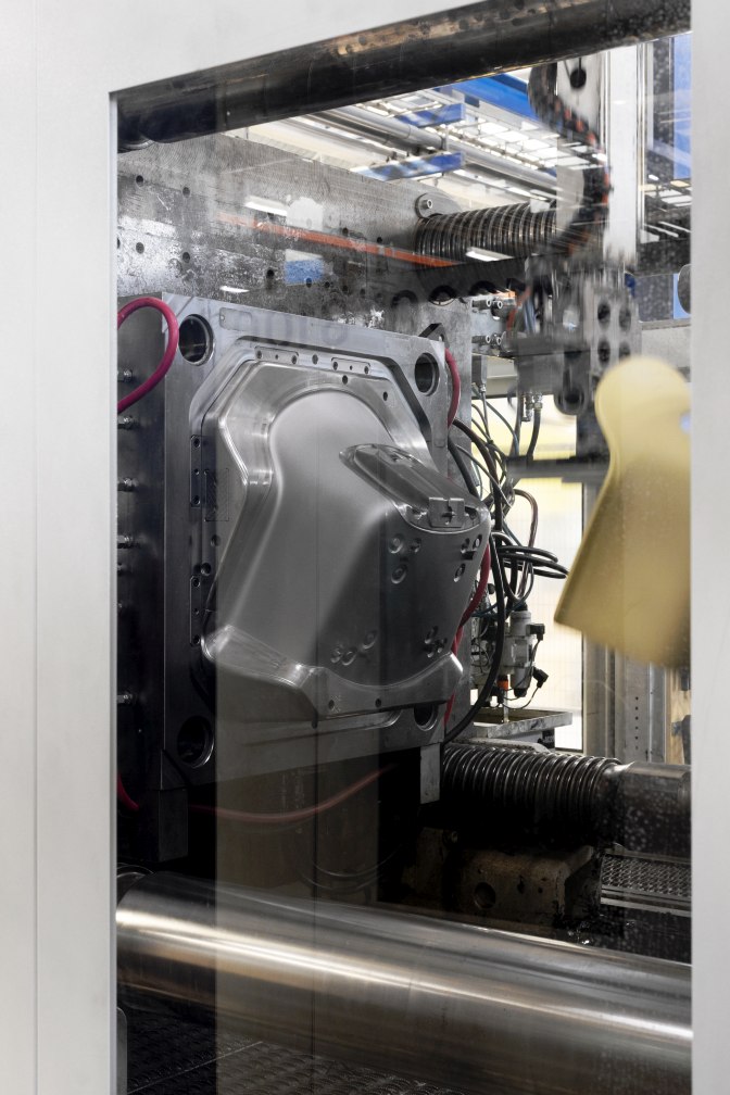 Fertigungsprozess: Spritzgussform für Hay Armlehnstuhl, Detailaufnahme der Produktionsmaschine für den Layout Armchair 212.