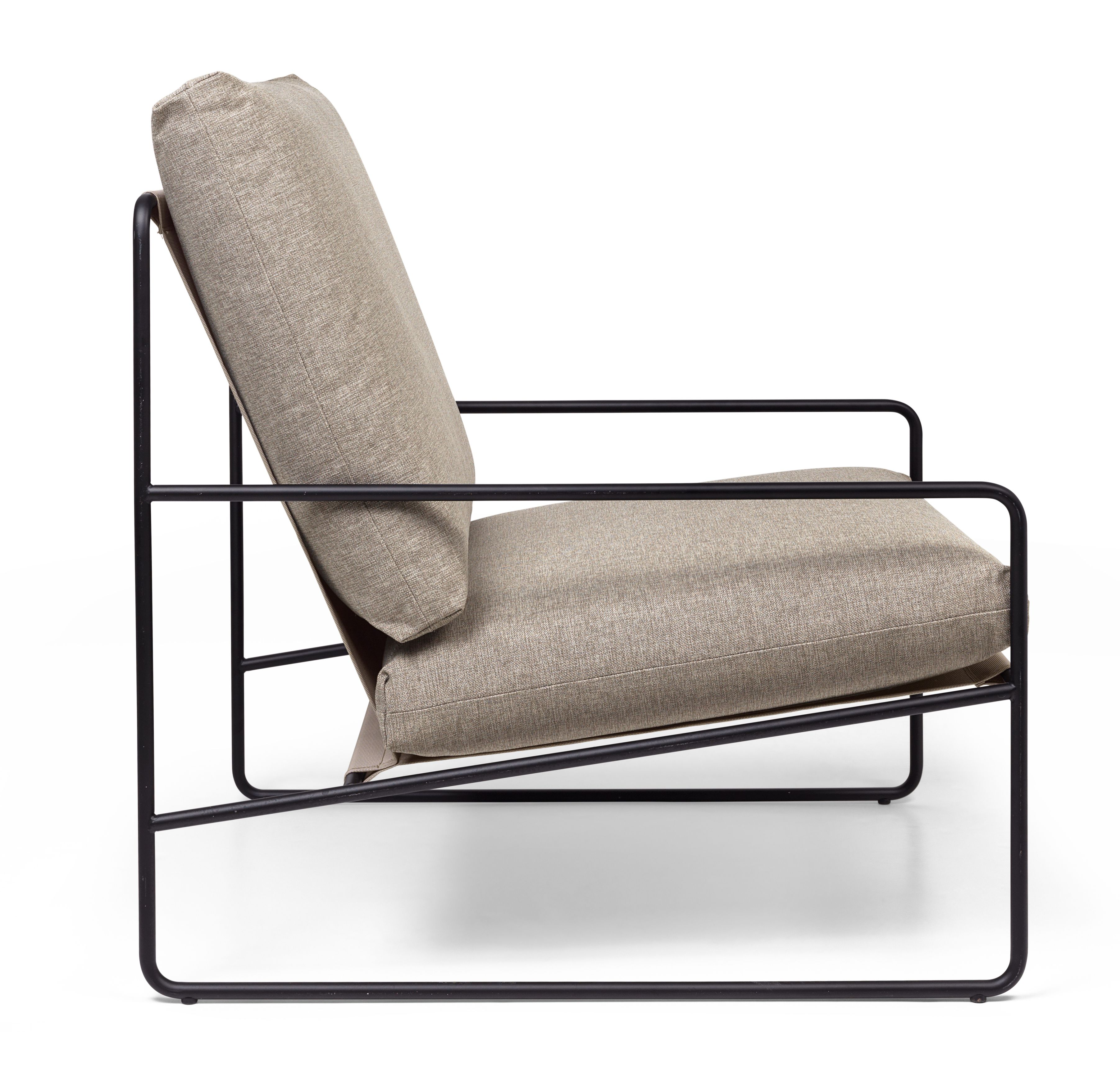 Desert Sessel von Ferm Living, Outdoor Sessel mit schwarzem Metallgestell und beigen Kissen.