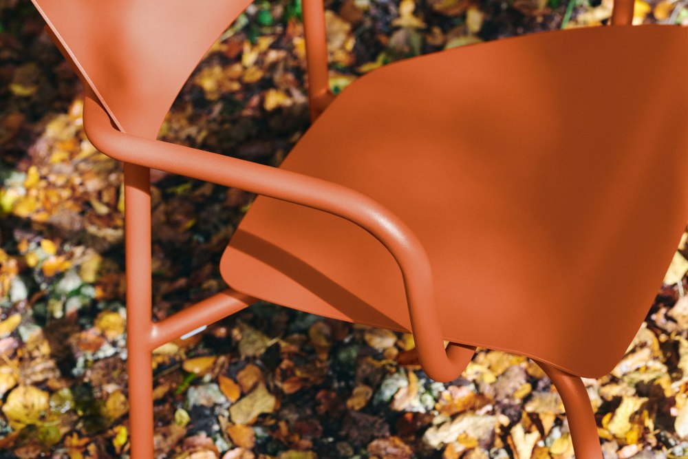 Detailaufnahme des orangefarbenen Fermob Studie Lounge Sessels Outdoor, ideal für Garten und Terrasse.
