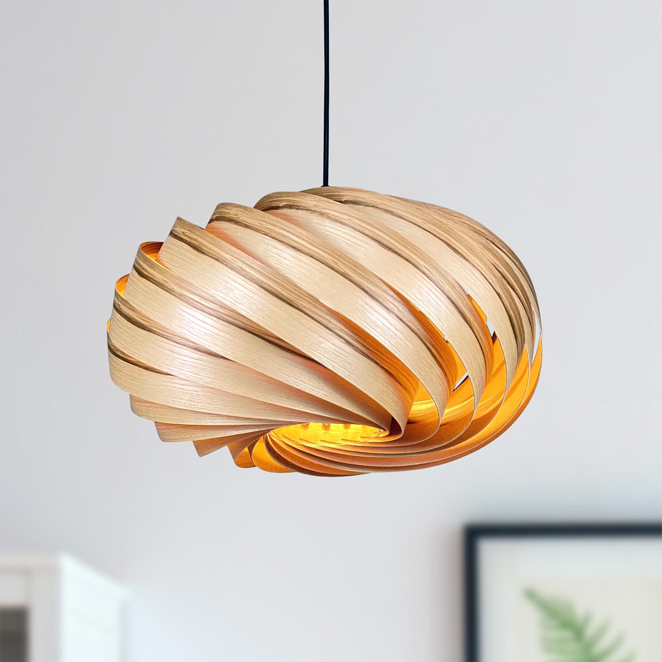 Quiescenta Hängeleuchte aus Olivesche: Moderne Pendelleuchte aus Holz mit warmem Lichtschein.