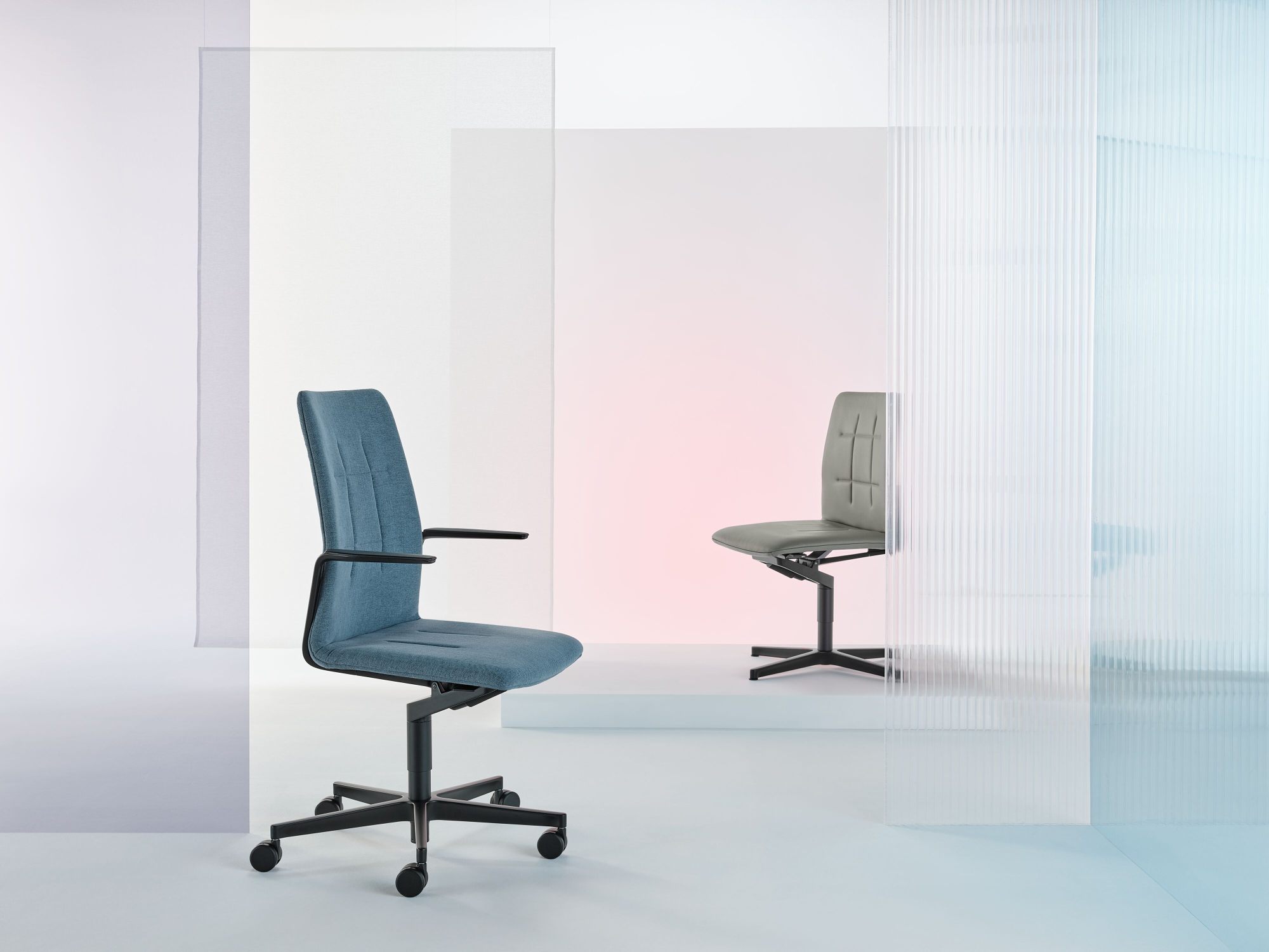 Blauer Leadchair Evo Drehstuhl von Walter Knoll mit Armlehnen und Fünfsternfuß im modernen Büro.