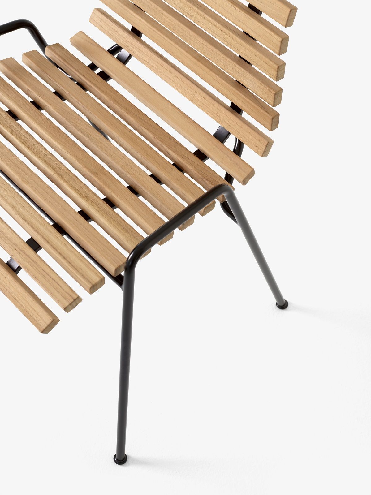 Detailaufnahme des AndTradition Robin Day RD4 Outdoor Stuhls mit Holzlatten und schwarzem Metallgestell.