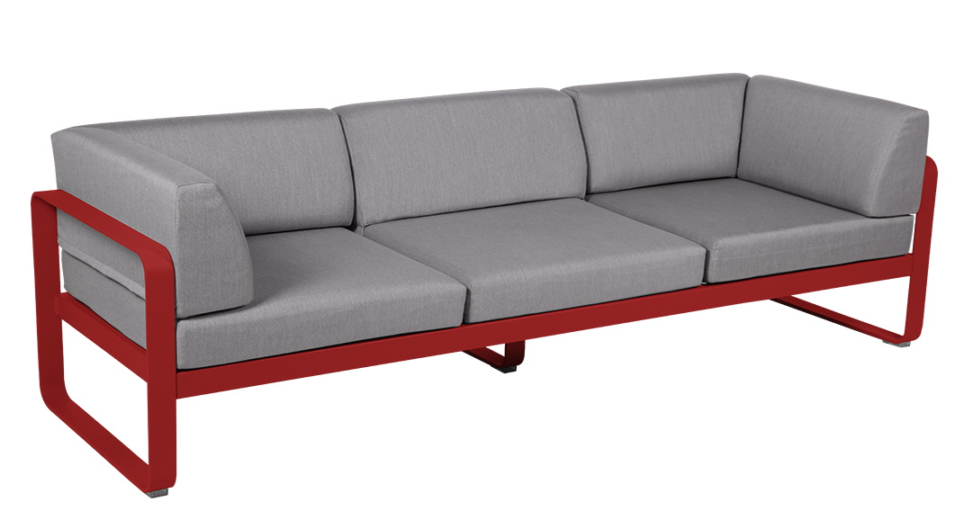 Fermob Bellevie 3-Sitzer Outdoor Sofa mit rotem Aluminiumrahmen und grauen Polsterkissen, ideal für Garten und Terrasse.