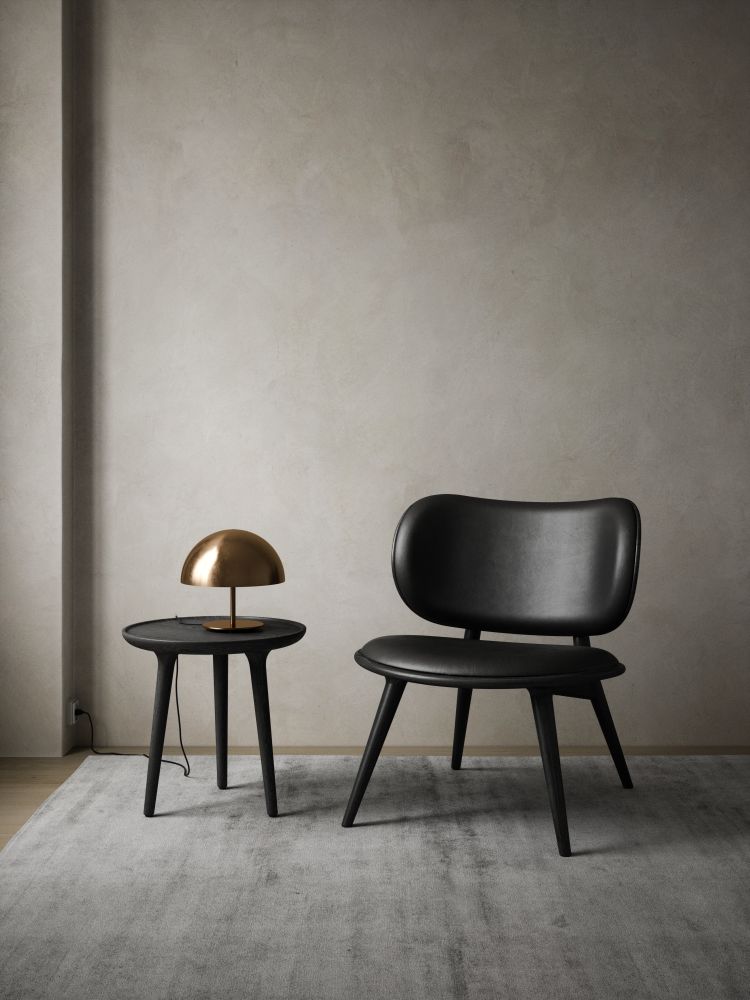 The Lounge Chair Stuhl aus Eiche, matt lackiert, mit schwarzem Lederbezug und Beistelltisch.