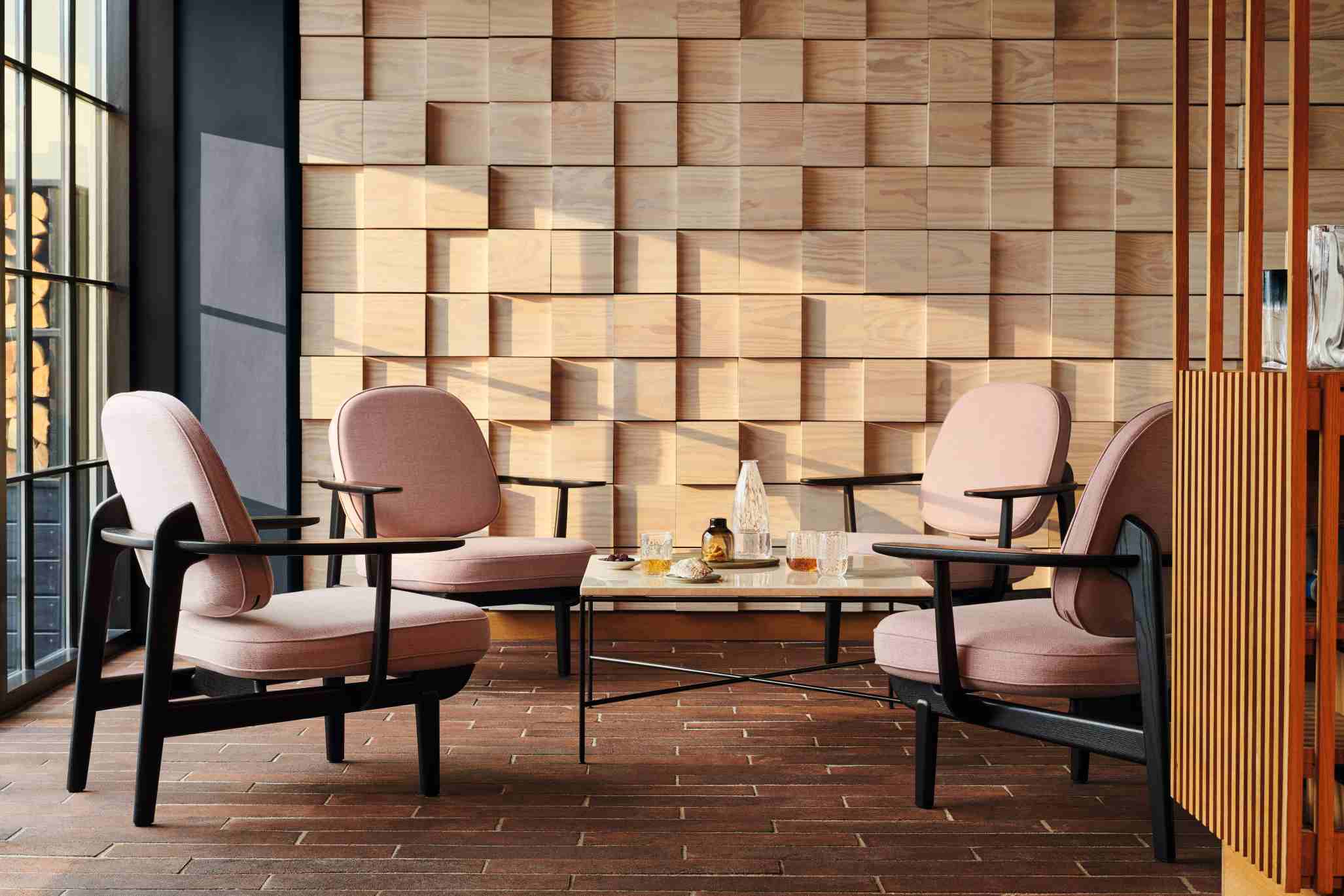 Fred Loungesessel von Fritz Hansen in Rosa mit schwarzem Holzgestell in modernem Wohnzimmer.