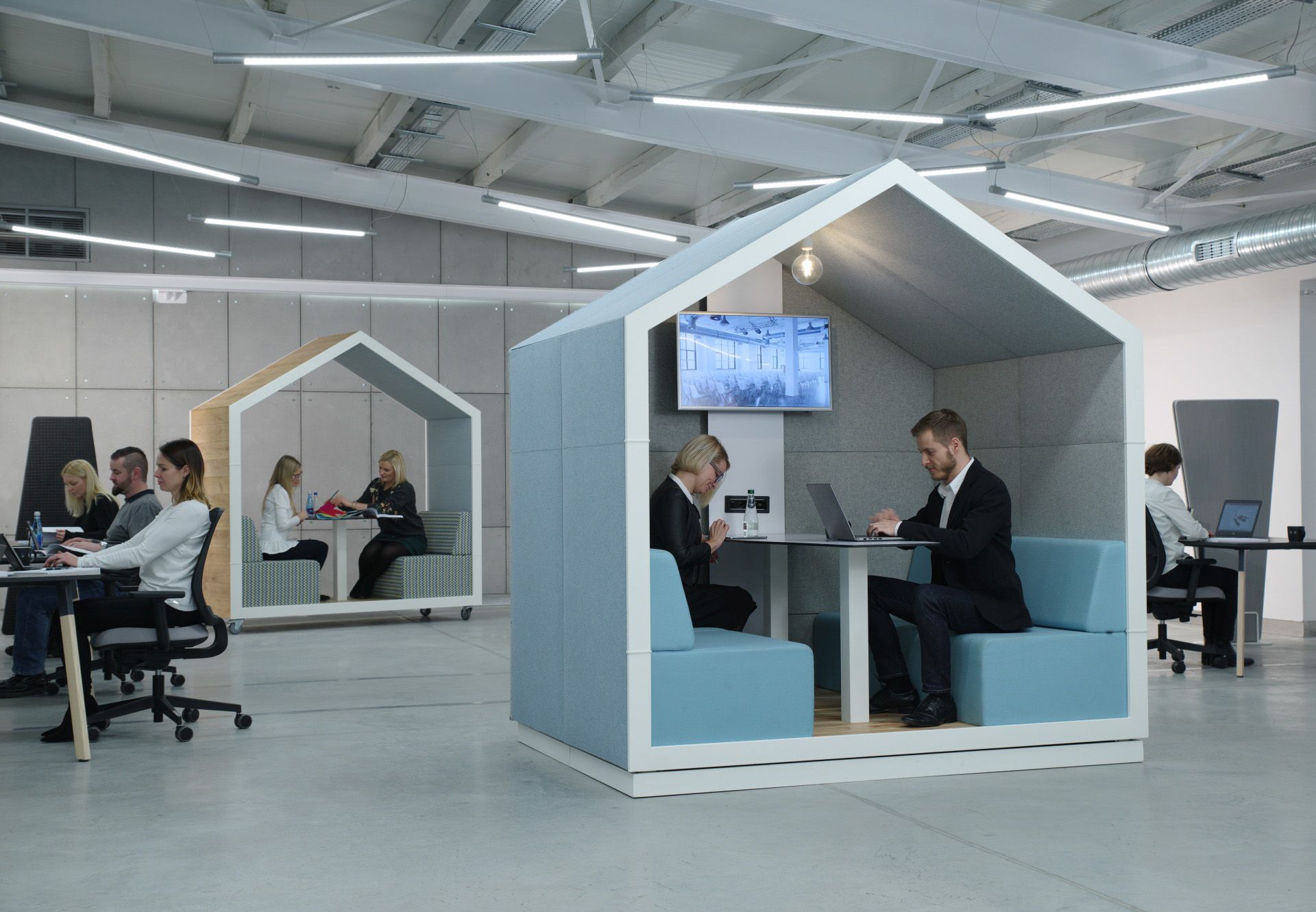 treehouse TH 4 Akustikmöbel von Bejot: Büro mit modernen, schallgedämmten Arbeitsplätzen für konzentriertes Arbeiten.