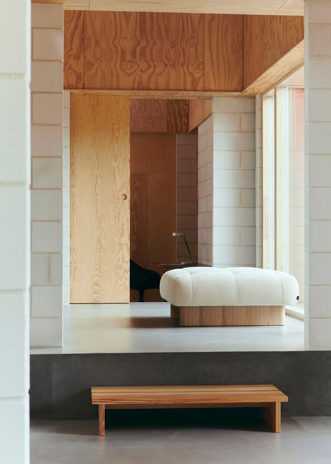Beiger Quilton Ottoman Hocker von Hay im modernen Interieur mit Holzelementen.